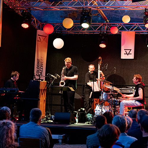 Bild für Beitrag: IN KÖLN IST DER JAZZ ZUHAUSE | Auftakt der Cologne Jazzweek im Stadtgarten