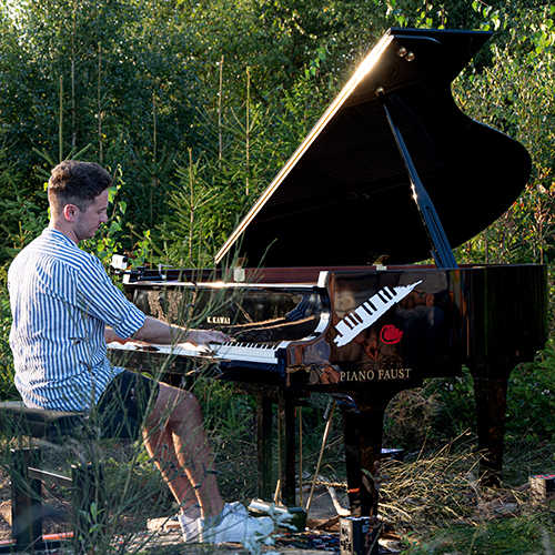 Bild für Beitrag: Konzert im toten Wald | Zwei Pianisten – eine Mission