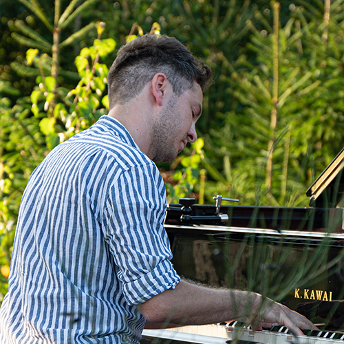 Bild für Beitrag: Konzert im toten Wald | Zwei Pianisten – eine Mission