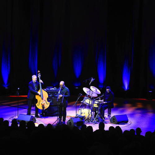Bild für Beitrag: Passing Time | Dave Holland Trio in der Essener Philharmonie