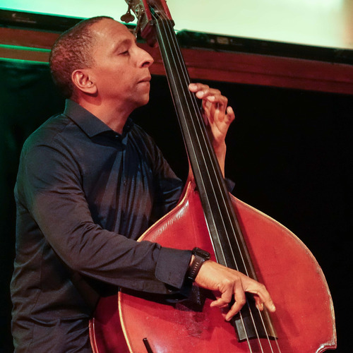 Bild für Beitrag: Weltklasse in organischer Architektur | Triosence bot in der Scharounaula vollendeten Hörgenuss