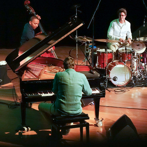 Bild für Beitrag: Weltklasse in organischer Architektur | Triosence bot in der Scharounaula vollendeten Hörgenuss