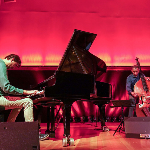 Bild für Beitrag: Weltklasse in organischer Architektur | Triosence bot in der Scharounaula vollendeten Hörgenuss