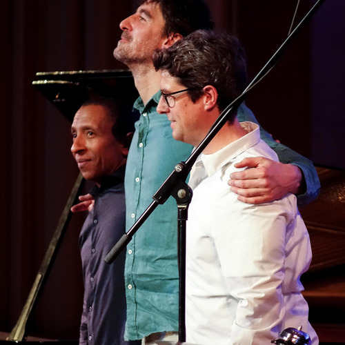 Bild für Beitrag: Weltklasse in organischer Architektur | Triosence bot in der Scharounaula vollendeten Hörgenuss