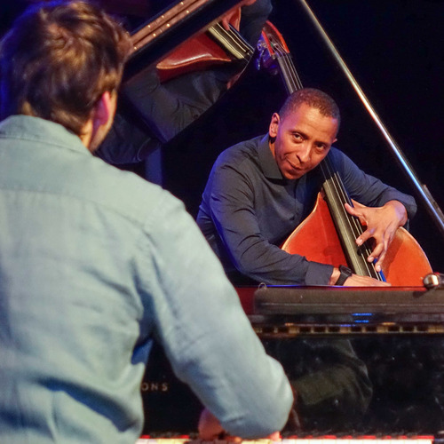 Bild für Beitrag: Weltklasse in organischer Architektur | Triosence bot in der Scharounaula vollendeten Hörgenuss