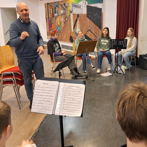 Bild für Beitrag: Direktes Feedback vom Jazz-Profi | Roland Kämmerling coachte die ASG-Formation