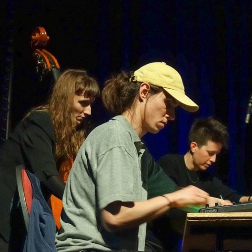 Bild für Beitrag: Stille Verweigerung, laute Musik | Eindrücke vom JOE Festival 2026