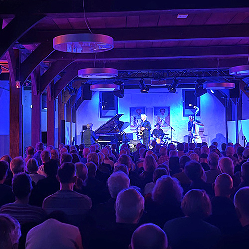 Bild für Beitrag: Singen, Tanzen, Leben und Tod | Helge Lien Trio & Tore Brunborg auf Burg Vischering