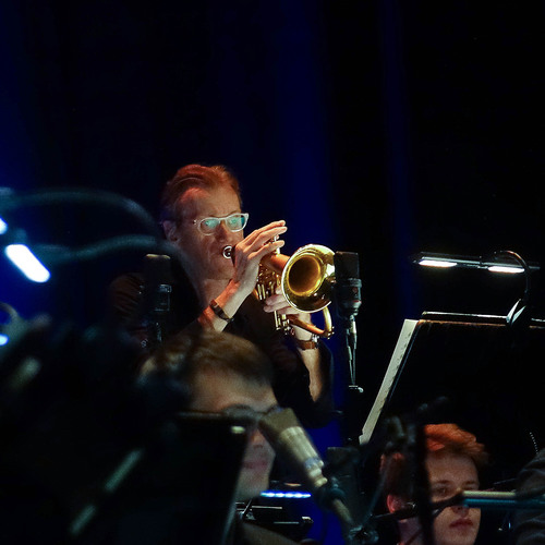 Bild für Beitrag: WDR Bigband meets Hanno Busch meets Anna Luca | Ein großer Abend mit Aufbruchscharakter