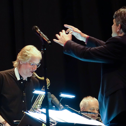 Bild für Beitrag: WDR Bigband meets Hanno Busch meets Anna Luca | Ein großer Abend mit Aufbruchscharakter