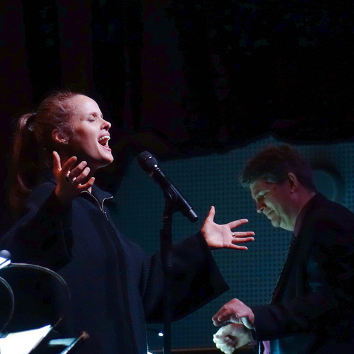 Bild für Beitrag: WDR Bigband meets Hanno Busch meets Anna Luca | Ein großer Abend mit Aufbruchscharakter