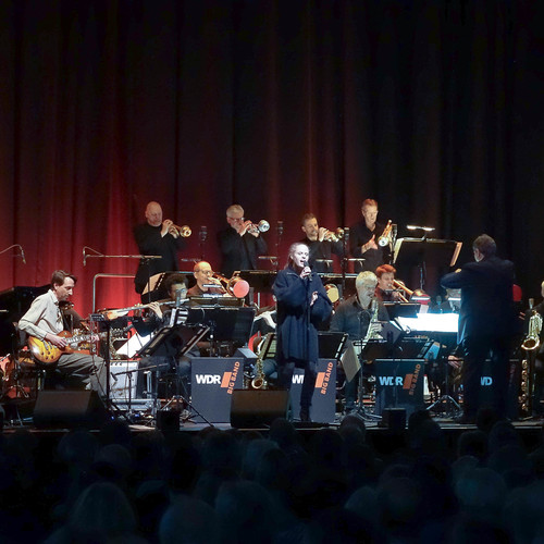 Bild für Beitrag: WDR Bigband meets Hanno Busch meets Anna Luca | Ein großer Abend mit Aufbruchscharakter