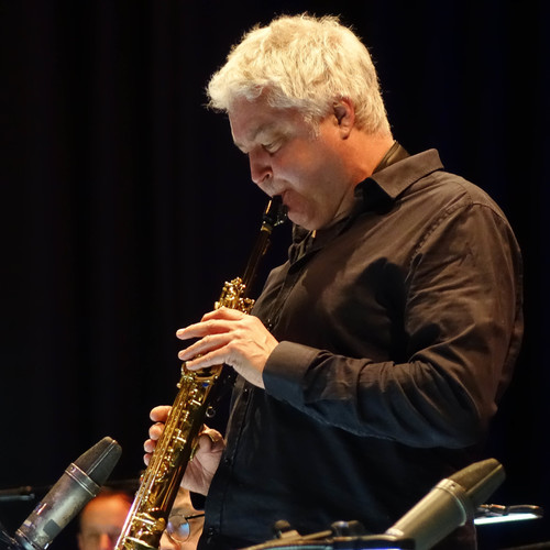 Bild für Beitrag: WDR Bigband meets Hanno Busch meets Anna Luca | Ein großer Abend mit Aufbruchscharakter