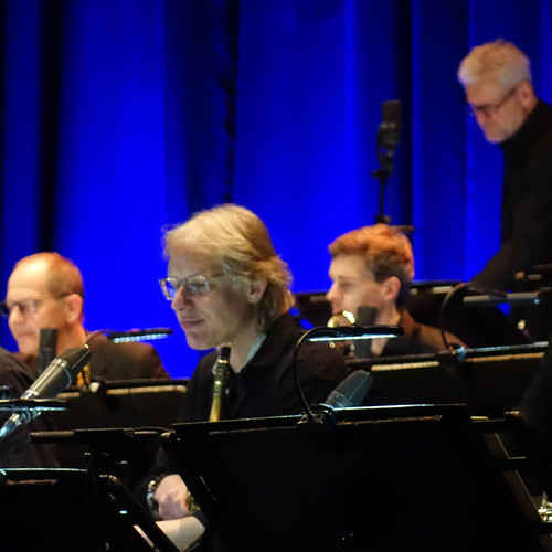 Bild für Beitrag: WDR Bigband meets Hanno Busch meets Anna Luca | Ein großer Abend mit Aufbruchscharakter