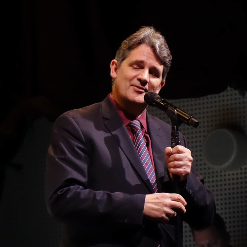 Bild für Beitrag: WDR Bigband meets Hanno Busch meets Anna Luca | Ein großer Abend mit Aufbruchscharakter