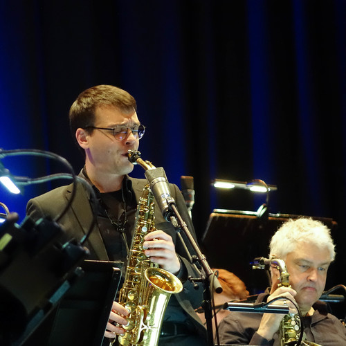 Bild für Beitrag: WDR Bigband meets Hanno Busch meets Anna Luca | Ein großer Abend mit Aufbruchscharakter