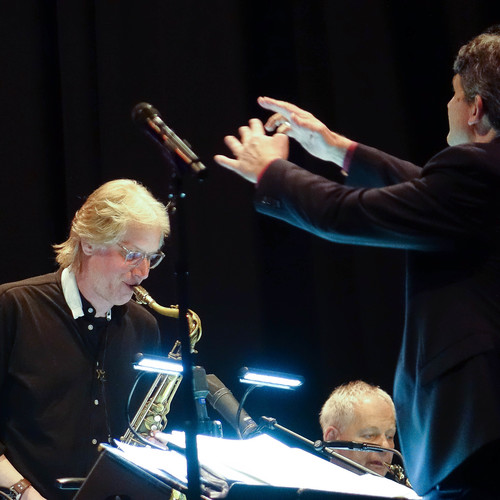 Bild für Beitrag: WDR Bigband meets Hanno Busch meets Anna Luca | Ein großer Abend mit Aufbruchscharakter