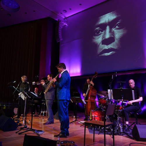 Bild für Beitrag: Das Leben als Improvisation begreifen | Diese Hommage an Miles Davis markiert eine Haltung