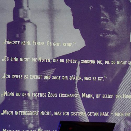 Bild für Beitrag: Das Leben als Improvisation begreifen | Diese Hommage an Miles Davis markiert eine Haltung
