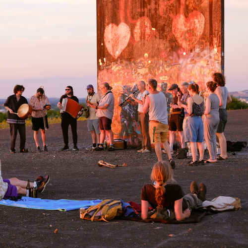 Bild für Beitrag: Soundtrack zum Sonnenuntergang | The Dorf verwandelte eine Halde in einen besonderen Ort