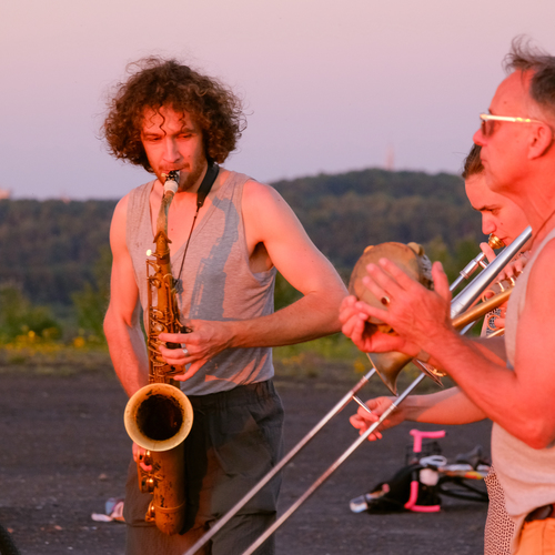 Bild für Beitrag: Soundtrack zum Sonnenuntergang | The Dorf verwandelte eine Halde in einen besonderen Ort