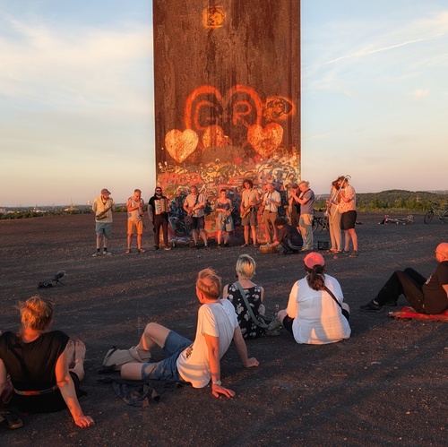 Bild für Beitrag: Soundtrack zum Sonnenuntergang | The Dorf verwandelte eine Halde in einen besonderen Ort
