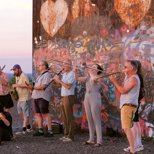 Bild für Beitrag: Soundtrack zum Sonnenuntergang | The Dorf verwandelte eine Halde in einen besonderen Ort