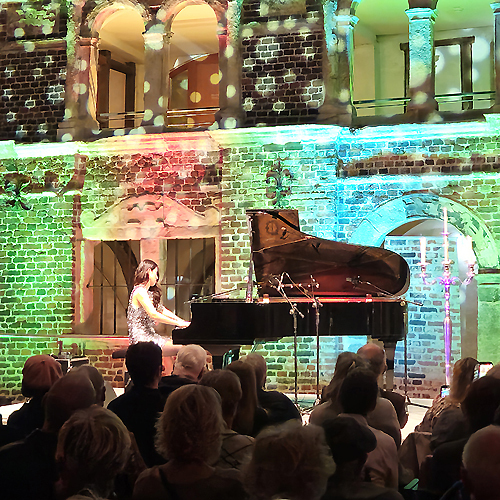 Bild für Beitrag: Beethoven bittet Lennon zum Tanz | Younee bei FineArtJazz im Schloss Horst