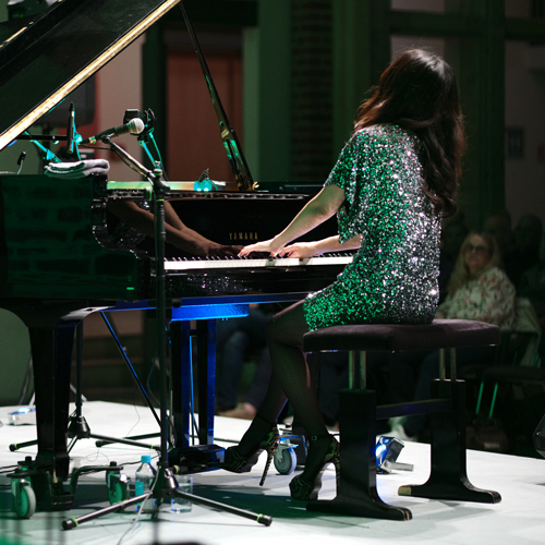 Bild für Beitrag: Beethoven bittet Lennon zum Tanz | Younee bei FineArtJazz im Schloss Horst